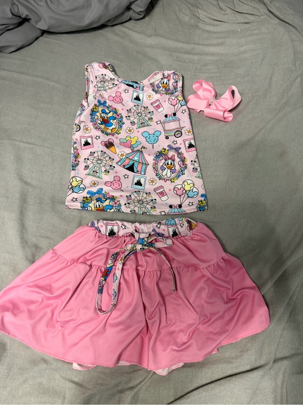 Little girls 4t with Disney Minnie skirt and top outfit